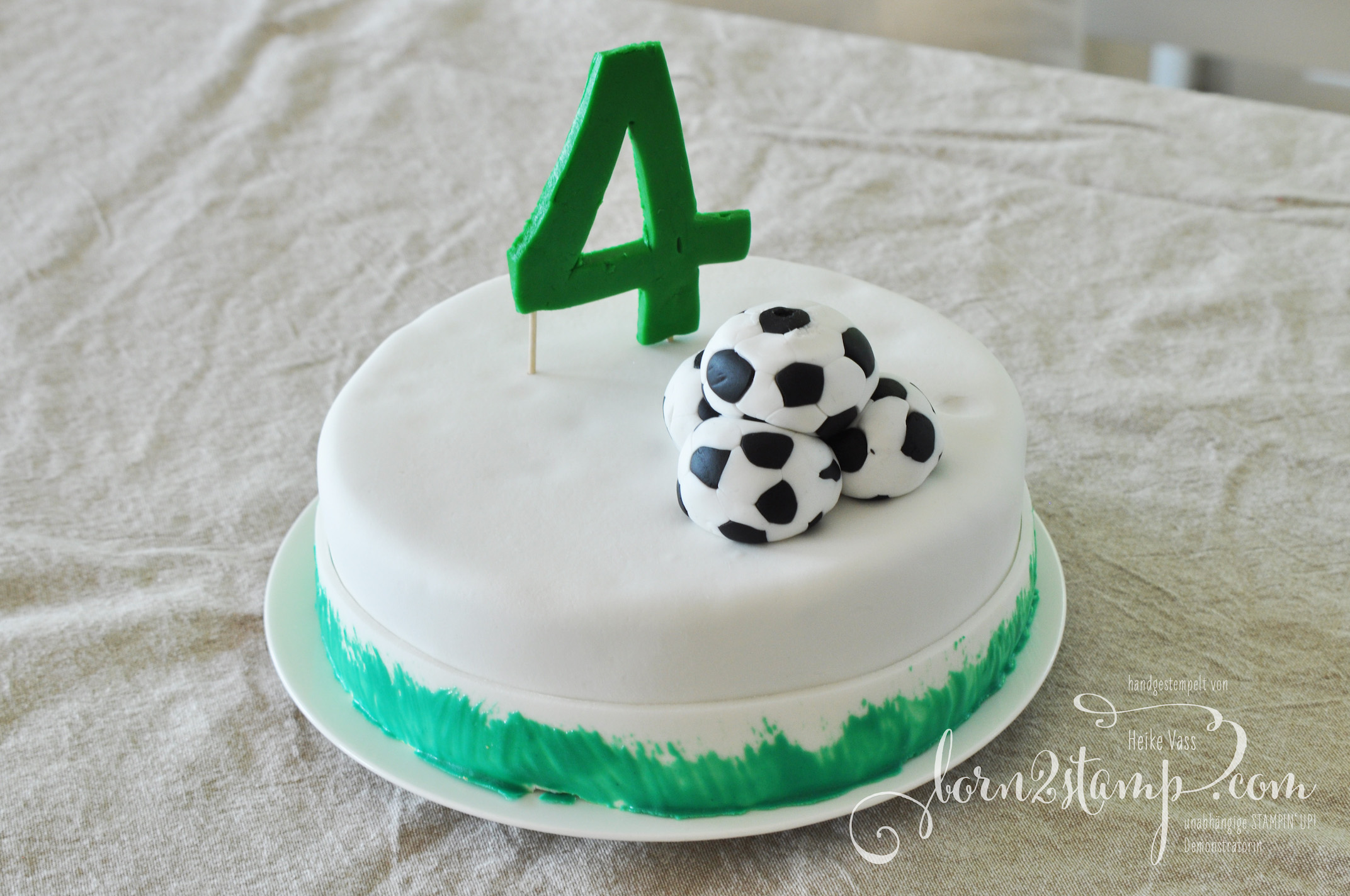 http://www.born2stamp.com/wp-content/uploads/2016/10/born2stamp-STAMPIN-UP-Fussball-Party-Torte-2.jpg